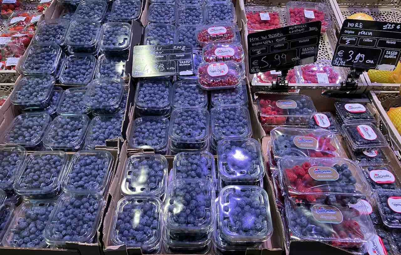 Milano, i berries tornano a scaffale